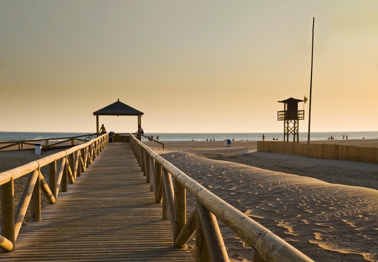 Um jovem turista na passarela da praia bateles em conil de la frontera  cadiz andaluzia