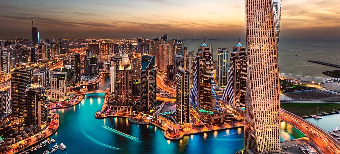 Dubai bei Nacht: Die Expo Dubai findet in einer der modernsten Städte der Welt statt.