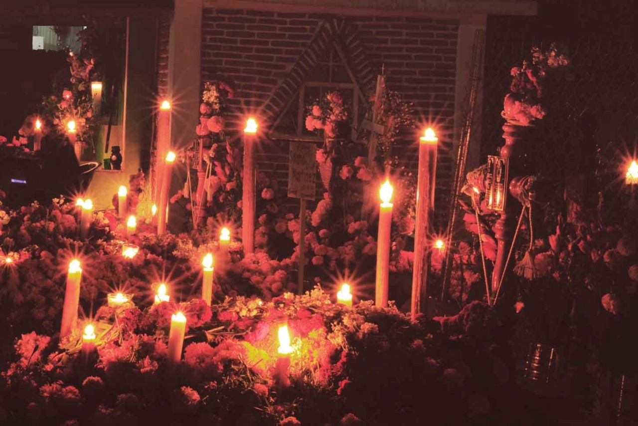 Blumenschmuck ziert die Totenaltäre.