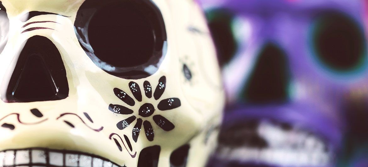 Die mexikanische Totenkopfmaske gehört zum Totenfest dazu.