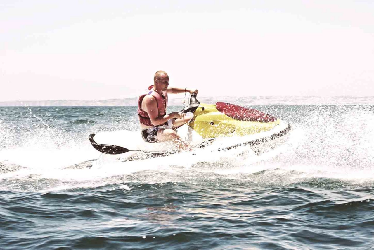 Découvrez Ibiza par bateau. C'est une idée originale pour visiter Ibiza avec les enfants