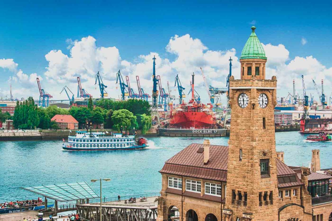 Die Landungsbrücken: Ausgangspunkt der Hafenrundfahrt Hamburg.