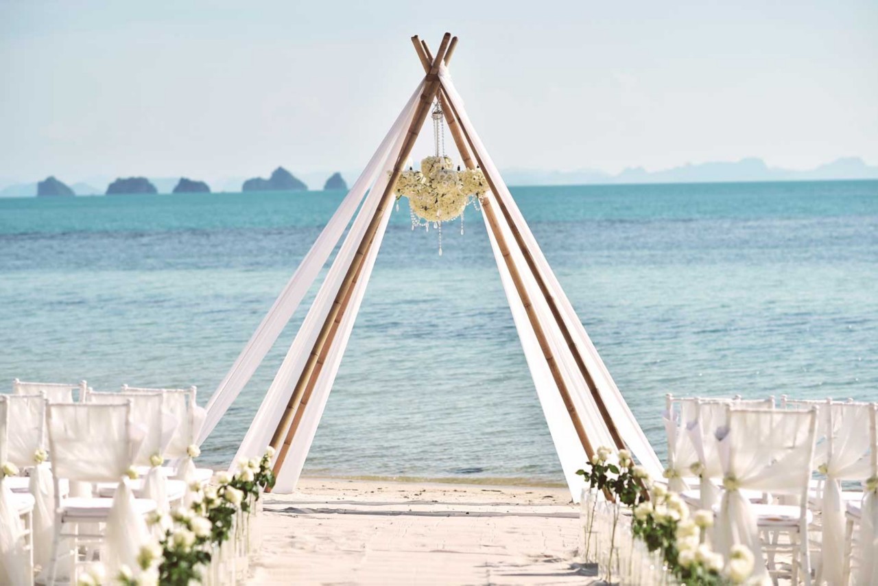 Plan a beach wedding to celebrate your love in the most beautiful surroundings
