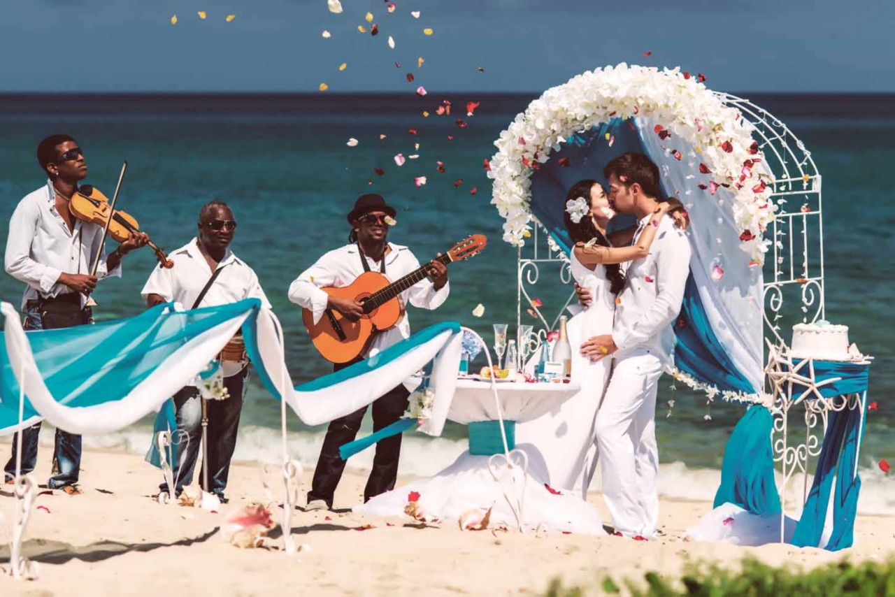 Un matrimonio al mare su una spiaggia tropicale è un modo romantico per sposarsi