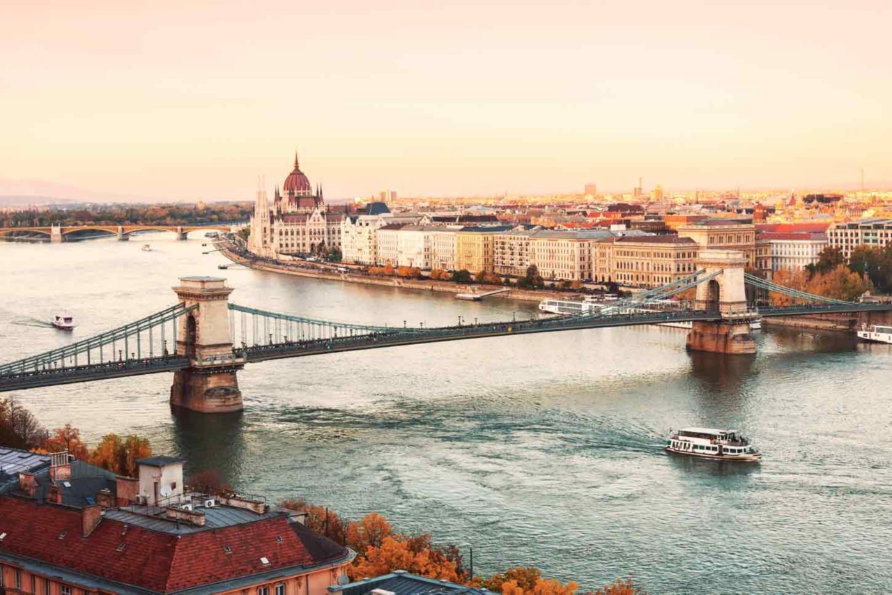 Barco-surcando-el-ro-Danubio-en-Budapest