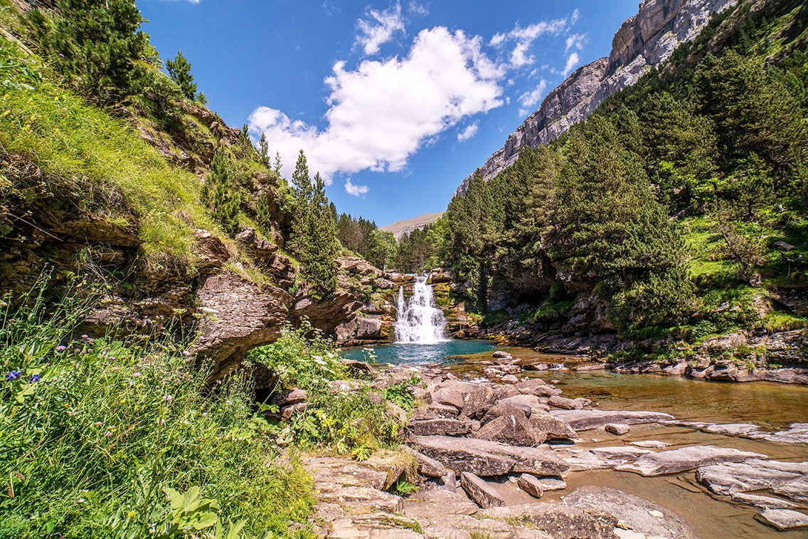 Cataratas en el río Ara en un día de primavera Río Ara, Ordesa