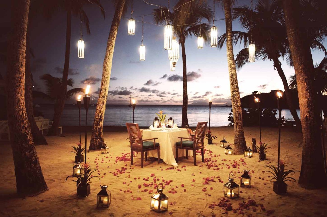 Enjoy a night under the stars and dine on the beach on your romantic getaway aruba
