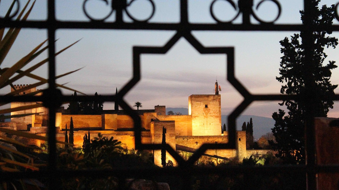 Die Alhambra in Granada vom Mirador de San Nicolás aus gesehen.
