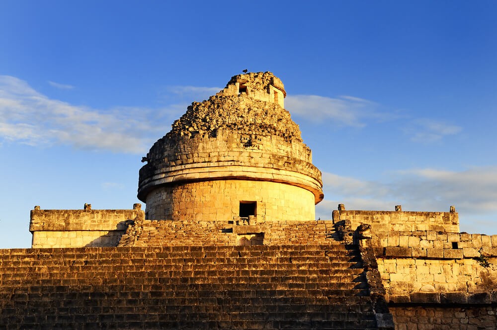 Tagundnachtgleiche Chichén Itzá: der Schatten der gefiederten Schlange an der Pyramide des Kukulcán.
