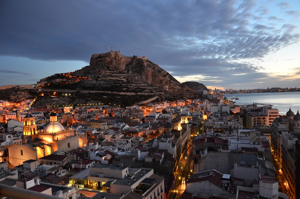 Cyber Monday-Reisen: die Altstadt von Alicante mit dem Schloss von Santa Bárbara.