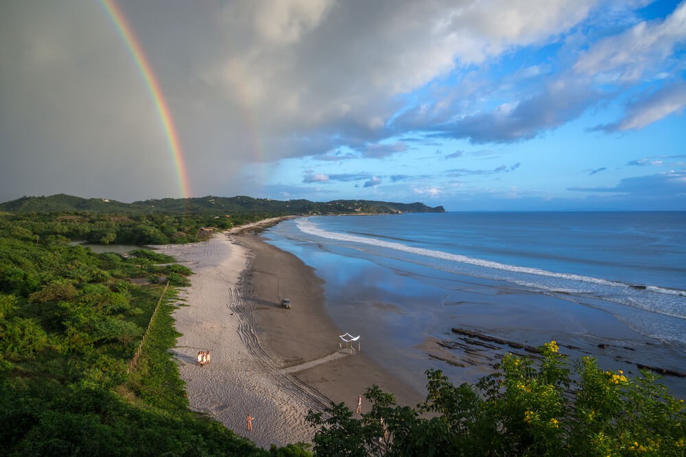 Surfen in der Karibik und Mittelamerika: Strand mit Regenbogen in Nicaragua.