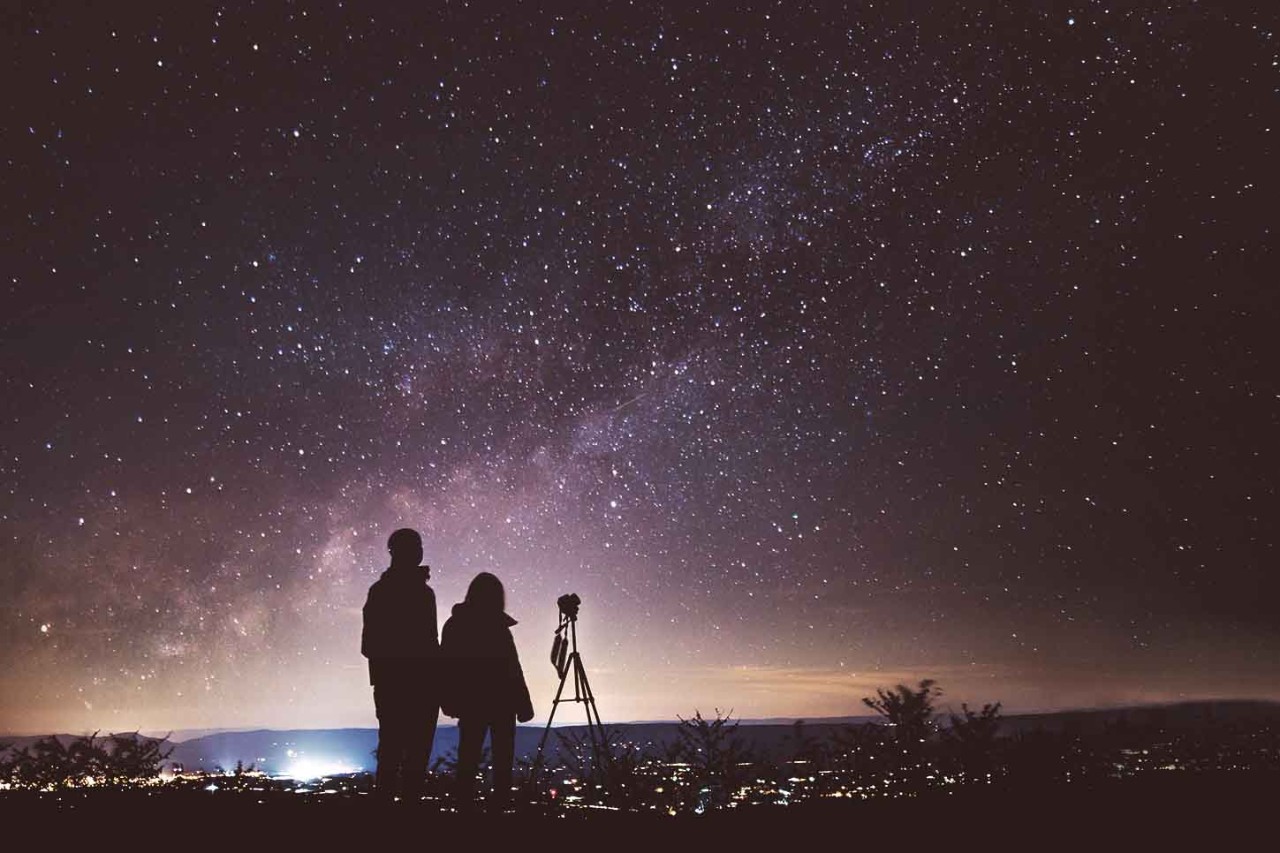 Romantische Reiseziele: der Teide auf Teneriffa im Sternenlicht