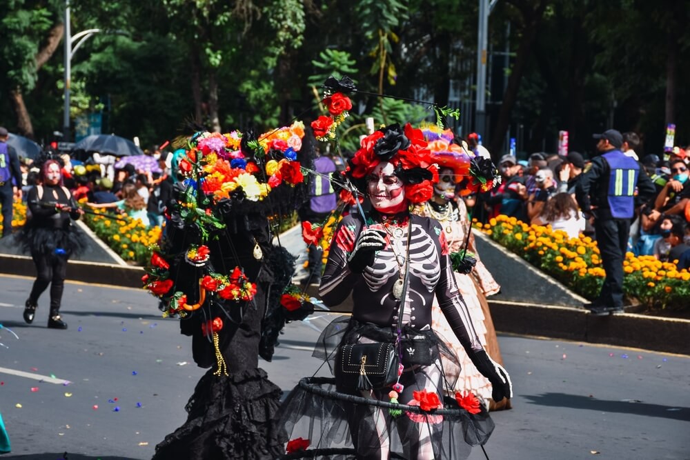 Tag der Toten in Mexiko: als Skelette verkleidete Menschen in einer Parade.