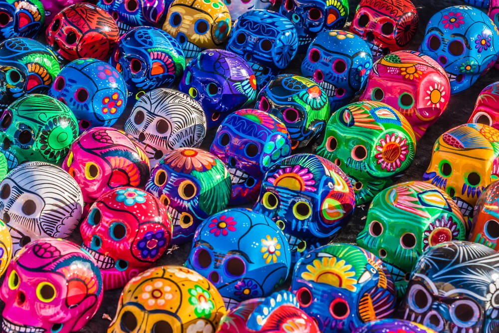 Mexiko Kultur: bunte Totenköpfe als Dekoration.