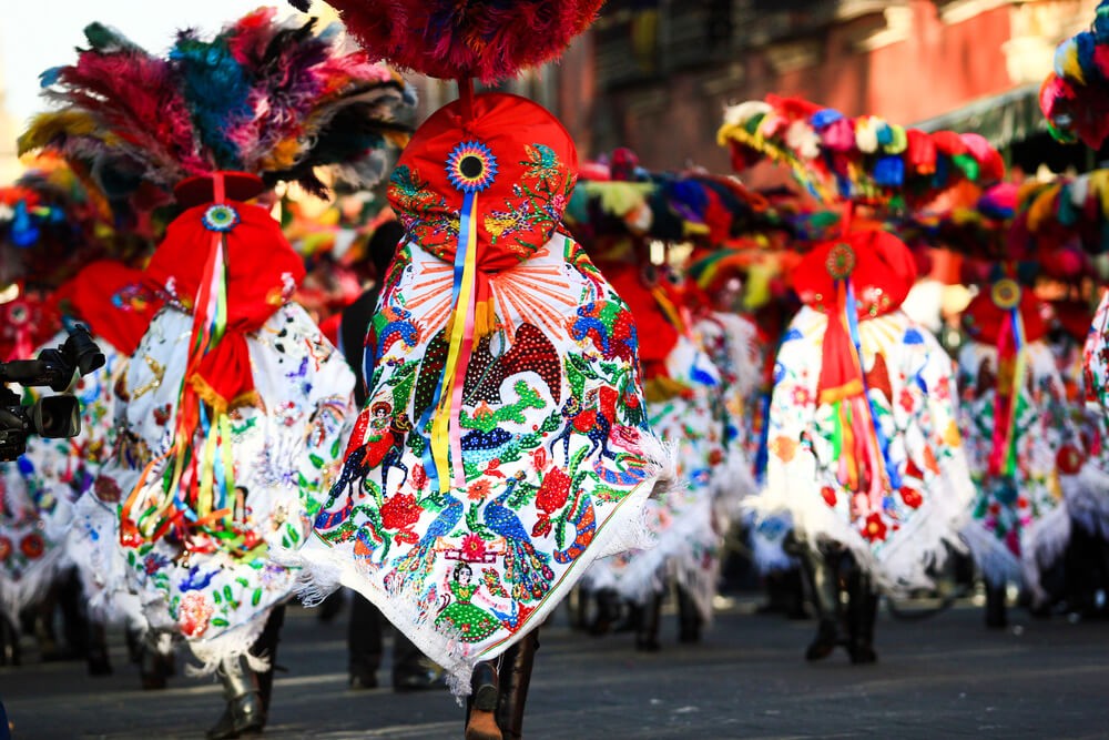 Mexikanische Feste: Bunte Kostüme im Karneval