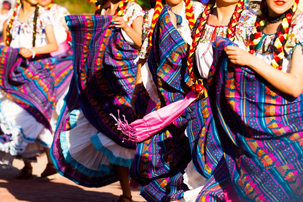 Mexikanisches Kunsthandwerk: bunte traditionelle Trachten