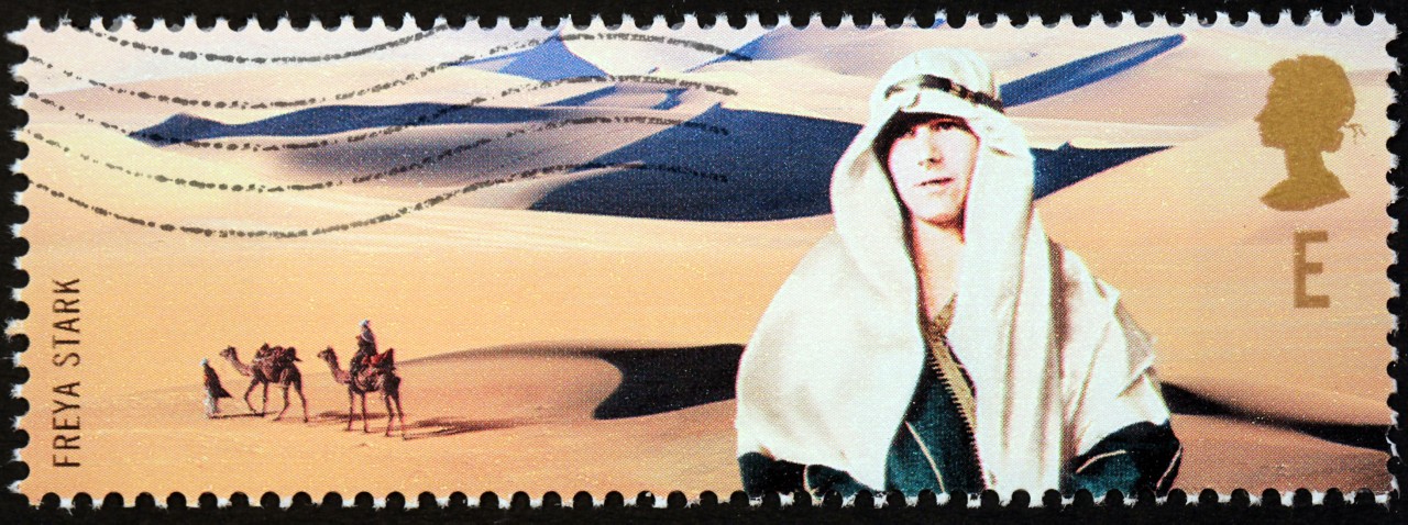 Berühmte Entdeckerinnen: Briefmarke mit Freya Stark.