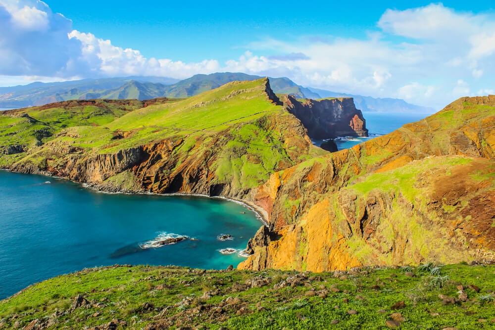 Urlaub auf Madeira: zerklüftete Berglandschaft mit Klippen