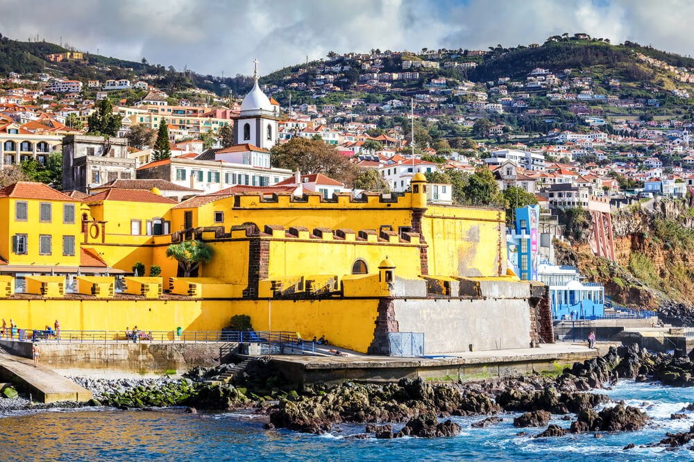 Funchal Urlaub: Die knallgelbe Festung São Tiago.