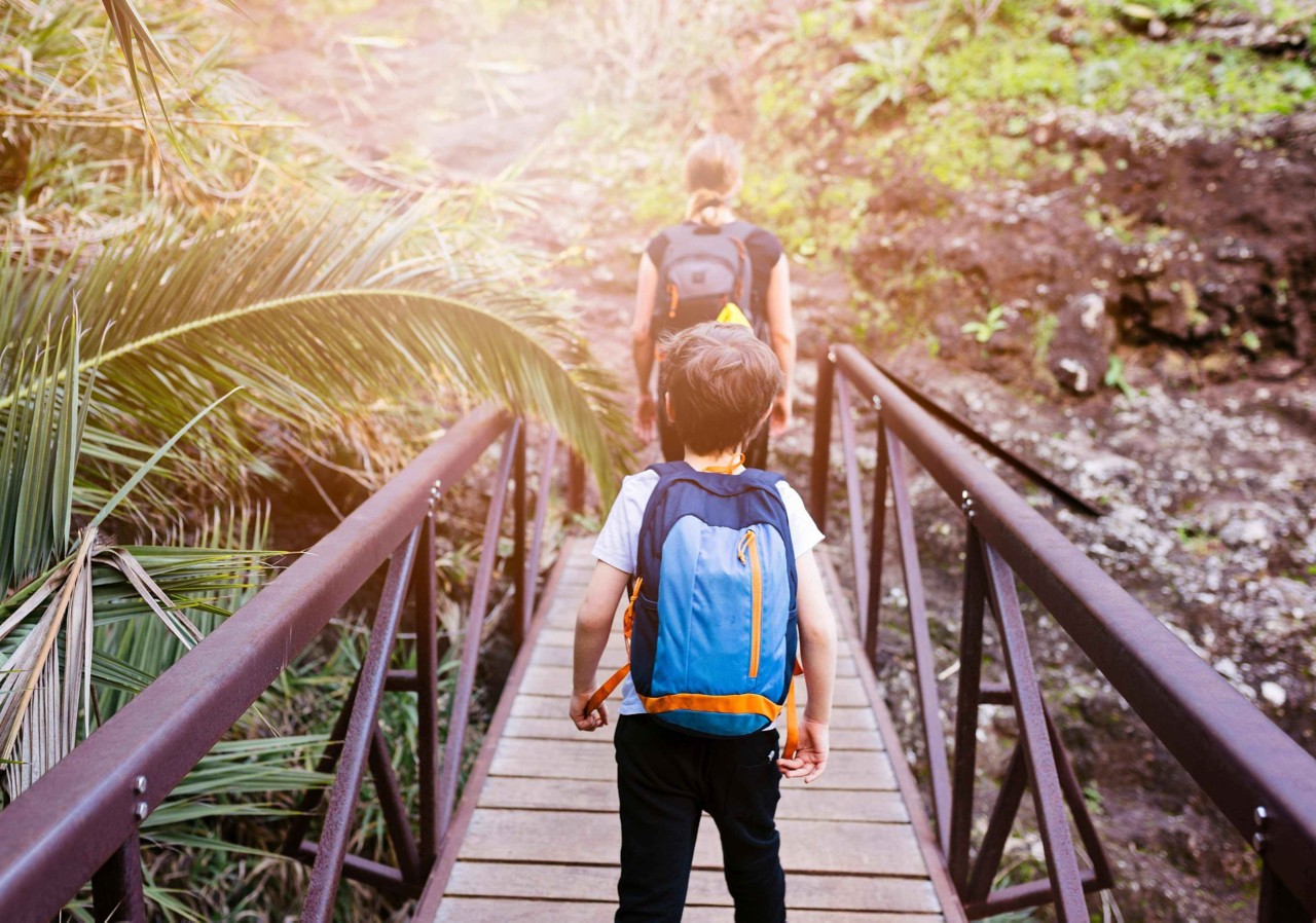 Gran Canaria mit Kindern: Familie auf einer Wanderung