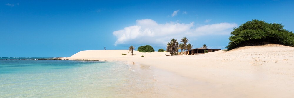 Boa Vista Urlaub: weißer Sandstrand mit kristallklarem Wasser.