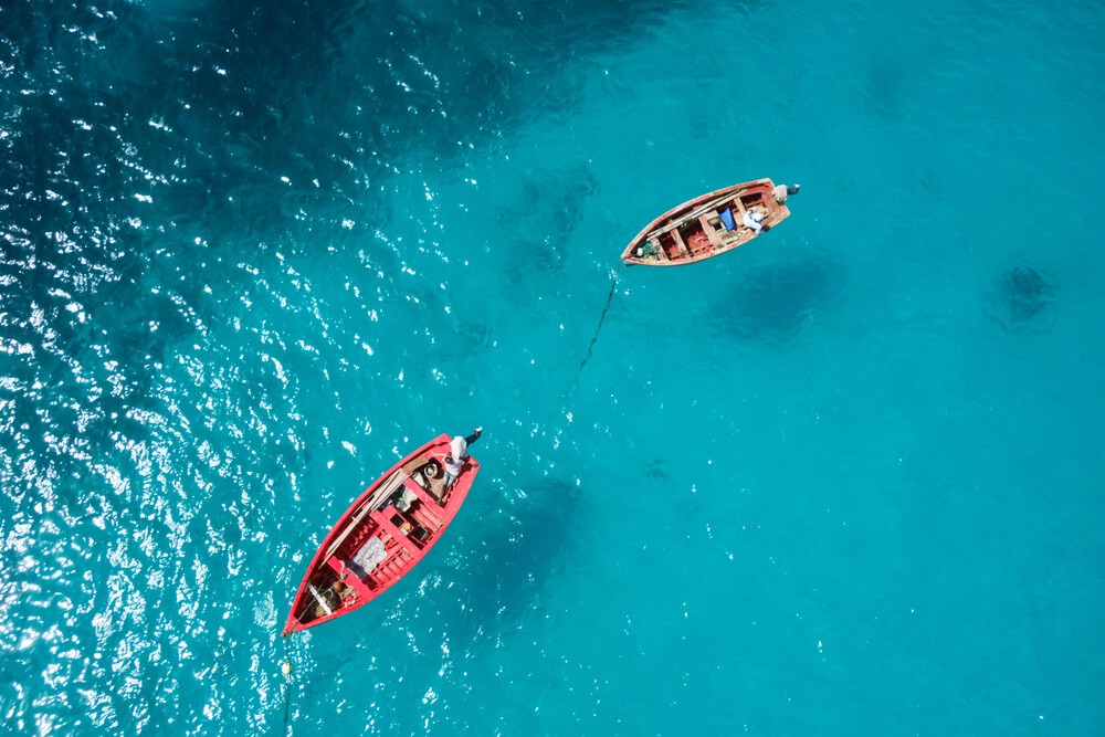 Kapverdische Inseln: Fischerboote auf türkisblauem Wasser.