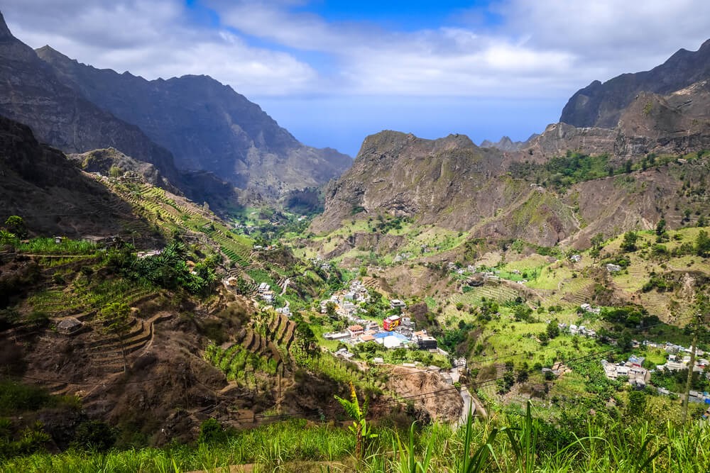 Kapverdische Inseln: Dorf mit umliegenden grünen Terrassenfeldern