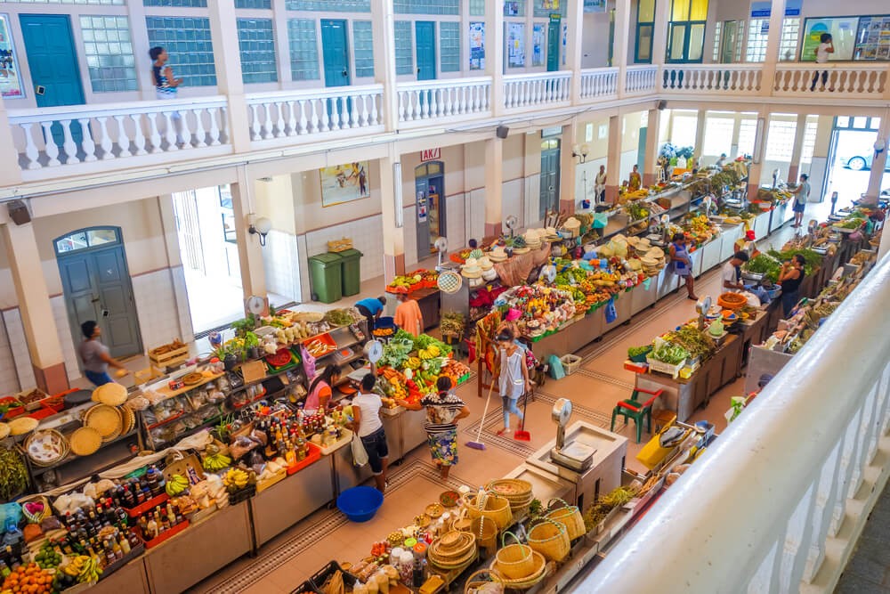 Kapverdische Inseln: überdachte Markthalle mit bunten Ständen