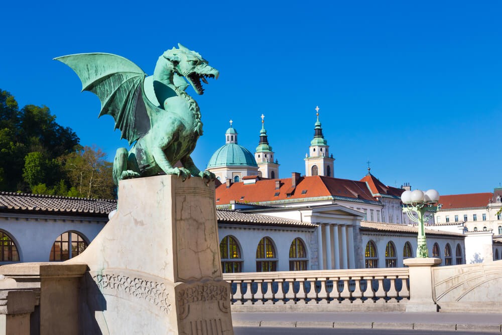 Ljubljana-Urlaub: Drachenbrücke mit Kathedrale im Hintergrund