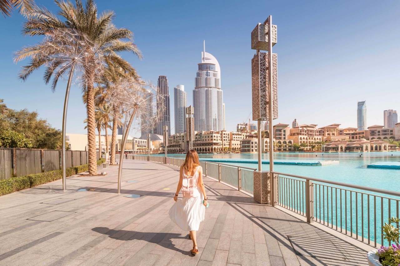 VAE-Urlaub: Skyline von Dubai mit Frau im Vordergrund