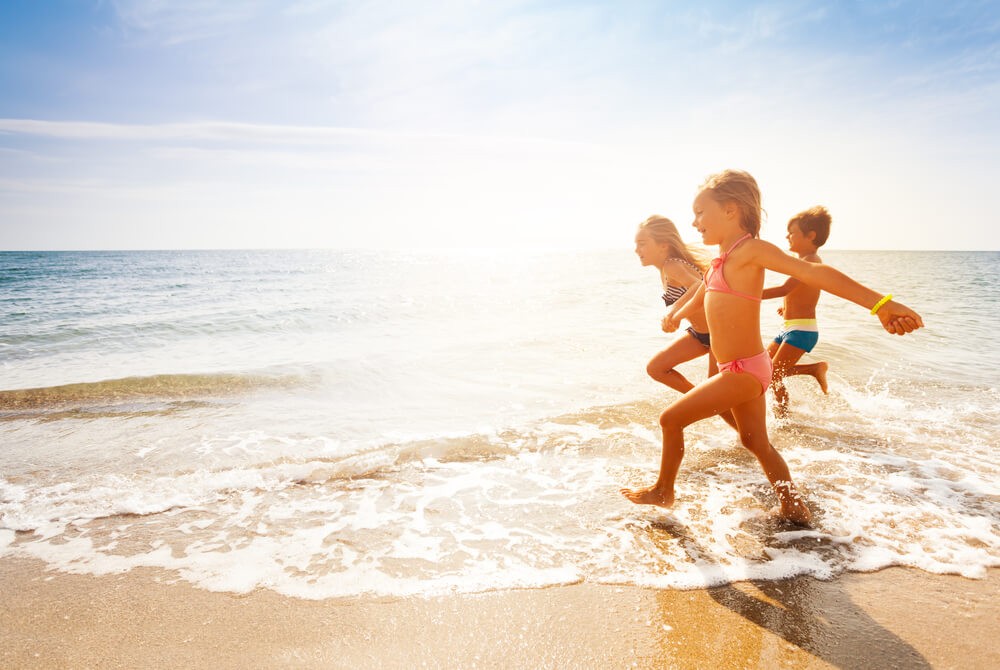 Ibiza mit Kindern: Kinder spielen am Strand.
