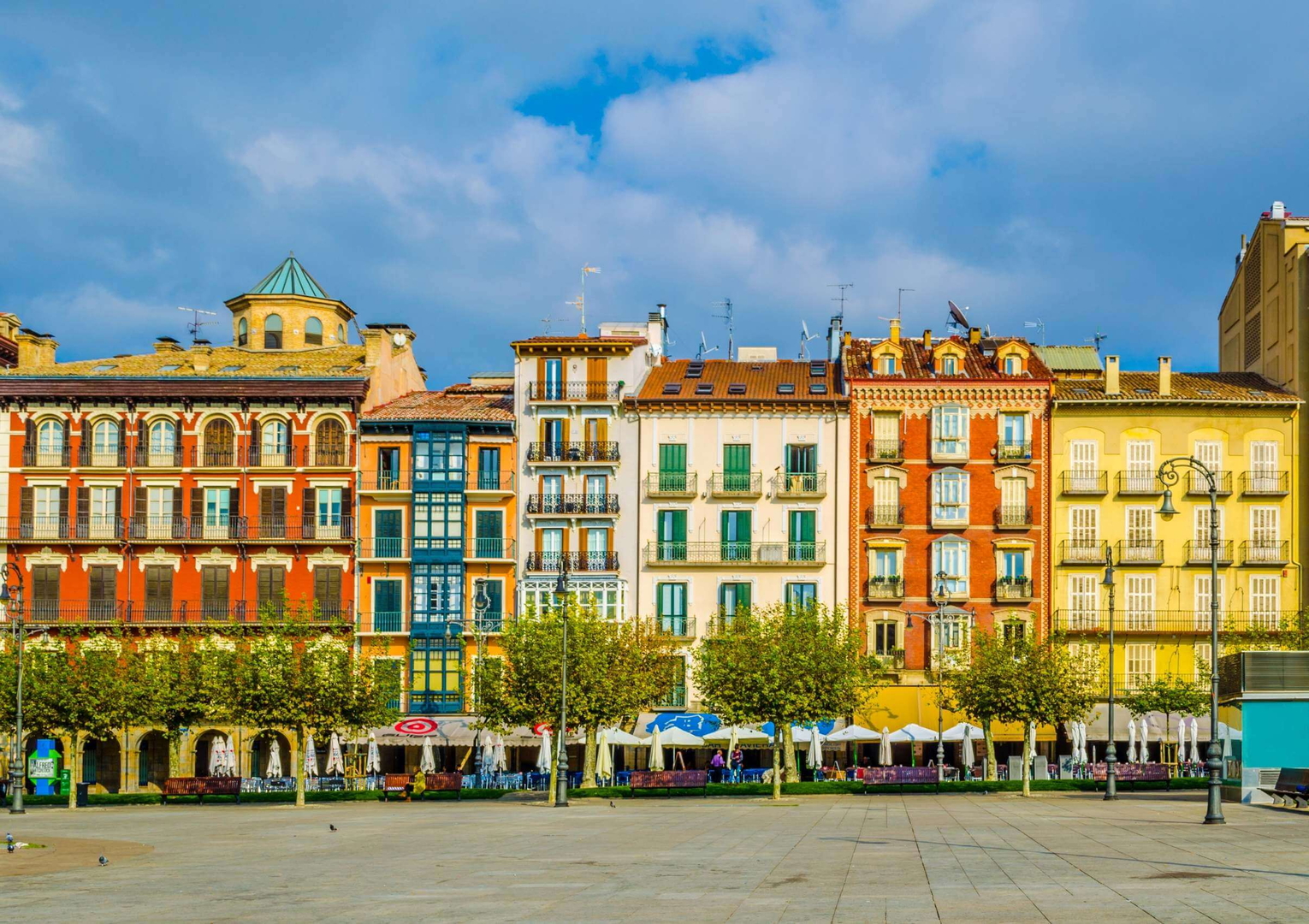 Pamplona Sehenswürdigkeiten: bunte Fassaden der Altstadt