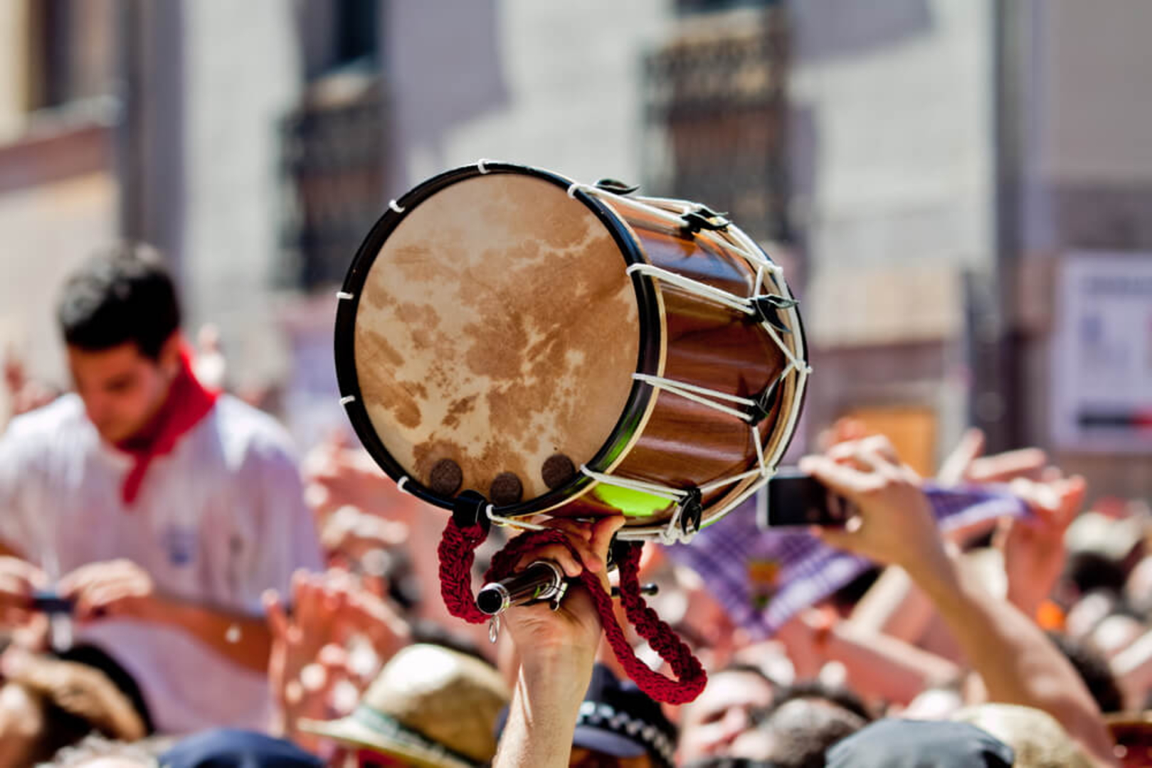 Sanfermines in Pamplona: Menschenmenge und typische Trommel der Volksmusik im Vordergrund
